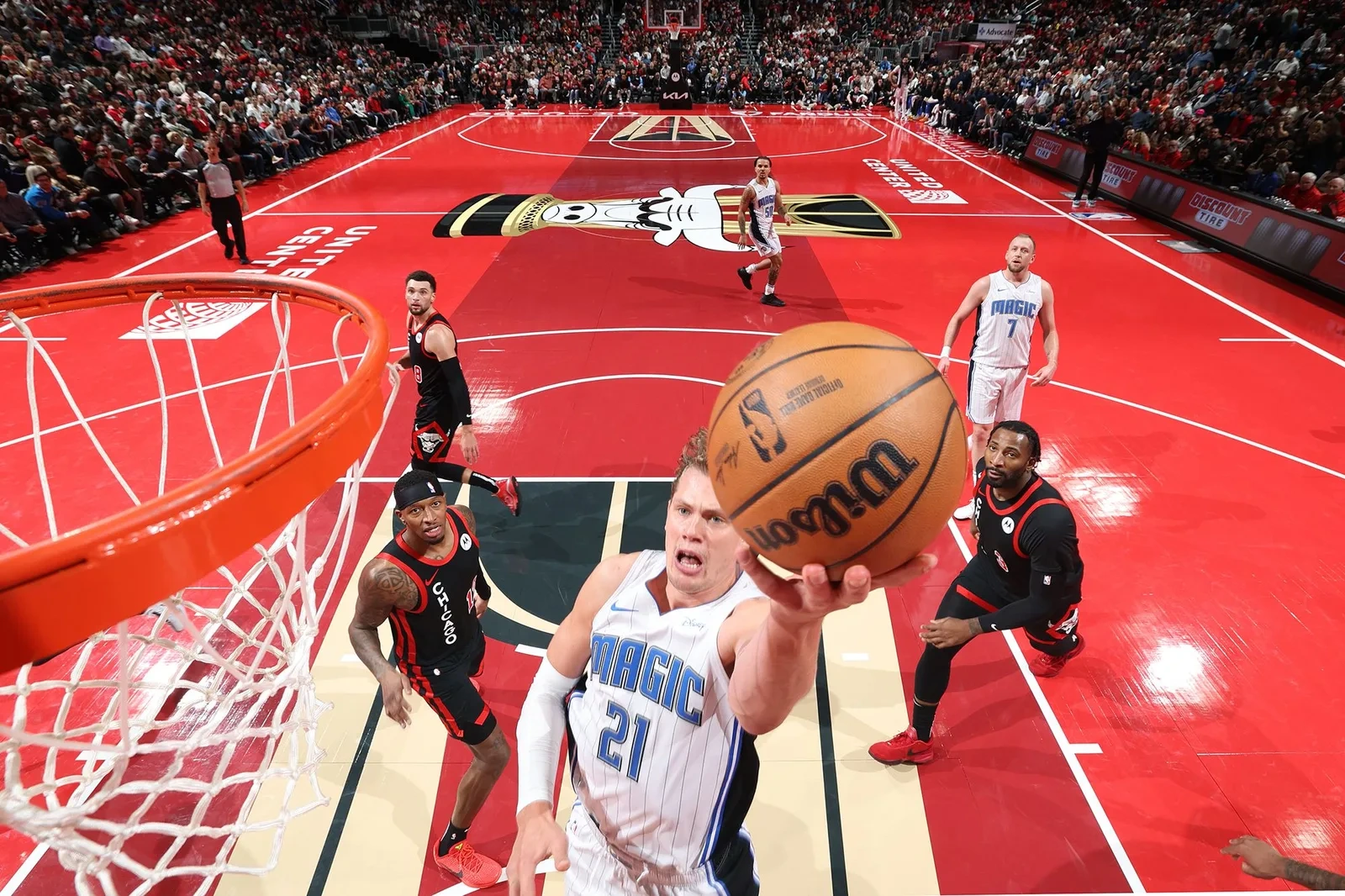 伟德国际频道NBA篮球比赛精彩对抗画面